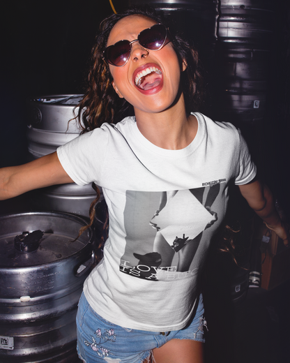 Singlejersey für Girls in normaler Passform. Das Shirt aus hochwertiger Bio-Baumwolle ist nachhaltig produziert und provoziert mit seinem frechen Print. 100% gekämmte ringgesponnene Bio, Baumwolle, 180 GSM, eingesetzte Ärmel, 1x1 Rippstrick am Halsausschnitt, Enge Doppelnaht-Steppnaht an Ärmelbund und unterem Saum, Farbe weiss