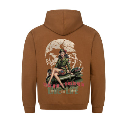 Dieser Retro-Kapuzenpullover im klassischen Design mit Bauchtasche, setzt mit seinem provokanten, doppeldeutigen Print ein mutiges Statement zu den Krisen unserer Zeit und verbindet dabei kompromisslos Retro-Styles mit der heutigen Realität. Einfacher College-Hoodie fühlt sich an wie aus den 60er Jahren, perfekt abgestimmt für dieses Design. 80% Baumwolle / 20% Polyester, 280 GSM, flache Kordeln, gerippte Manschetten und Saum, Pin Up Motiv
