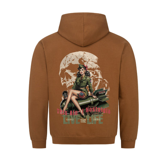 Dieser Retro-Kapuzenpullover im klassischen Design mit Bauchtasche, setzt mit seinem provokanten, doppeldeutigen Print ein mutiges Statement zu den Krisen unserer Zeit und verbindet dabei kompromisslos Retro-Styles mit der heutigen Realität. Einfacher College-Hoodie fühlt sich an wie aus den 60er Jahren, perfekt abgestimmt für dieses Design. 80% Baumwolle / 20% Polyester, 280 GSM, flache Kordeln, gerippte Manschetten und Saum, Pin Up Motiv