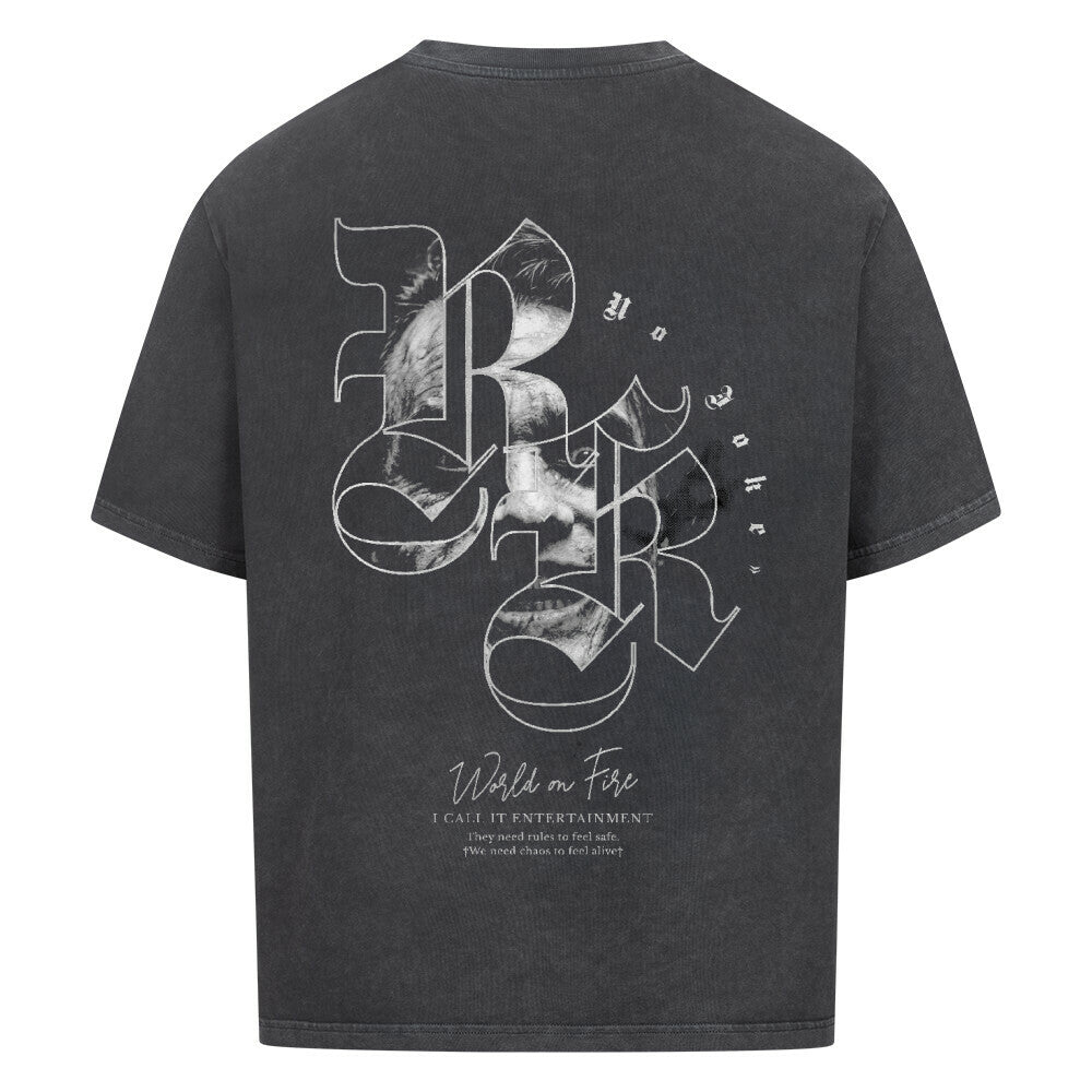 Stylisches Shirt im Oversized Schnitt. Mit diesem provokant frechen Print, kommst du garantiert nicht seriös um die Ecke. Das NO JOKE Shirt in der Farbe Washed-Black ist aus 100% Baumwolle 240GSM gefertigt und trägt sich boxy lässig.