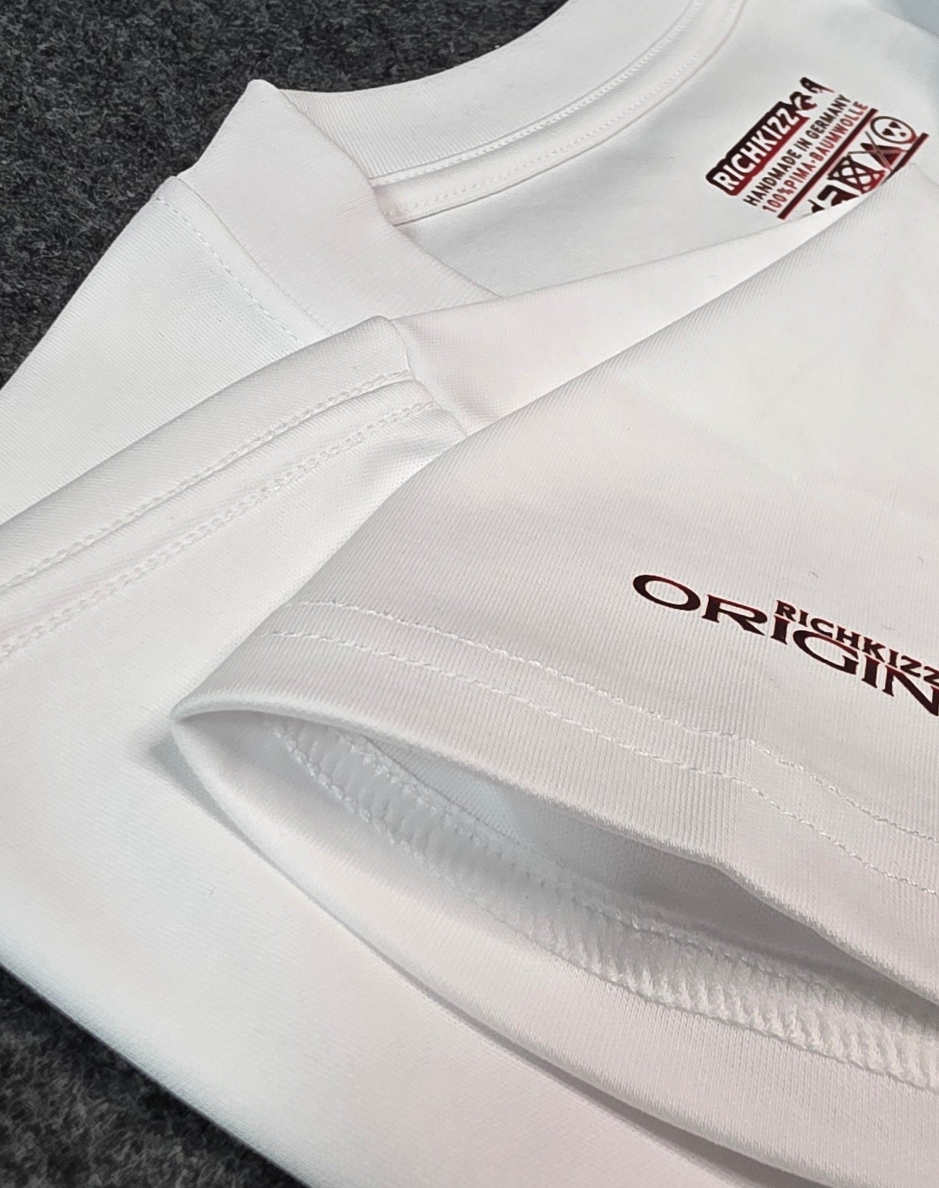 Perfektion in einem T-Shirt!&nbsp;Provokant freches Herren T-Shirt in Relaxed Fit, gefertigt aus 100% hochwertigster&nbsp;Pima-Baumwolle. Mit Front, Ärmel und Backprint "TRUST NO HYPE", 100% Handmade in Germany
100% edelste Pima-Baumwolle, 100% akkurate Verarbeitung, perfekte Nähte, knitterfrei und kein zupfen, dieses Shirt fällt wie Seide, langlebiger DTF Print, fette 260GSM