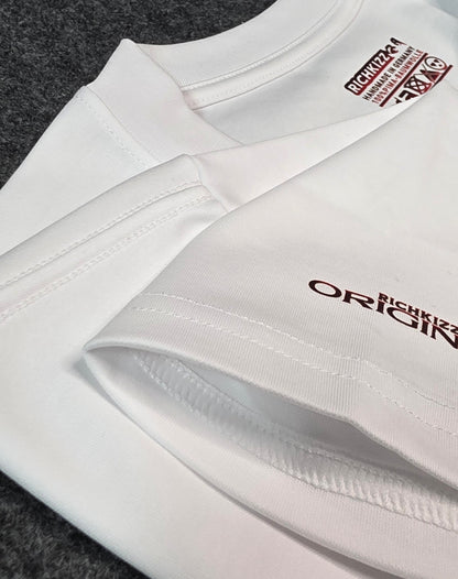 Perfektion in einem T-Shirt!&nbsp;Provokant freches Herren T-Shirt in Relaxed Fit, gefertigt aus 100% hochwertigster&nbsp;Pima-Baumwolle. Mit Front, Ärmel und Backprint "TRUST NO HYPE", 100% Handmade in Germany
100% edelste Pima-Baumwolle, 100% akkurate Verarbeitung, perfekte Nähte, knitterfrei und kein zupfen, dieses Shirt fällt wie Seide, langlebiger DTF Print, fette 260GSM