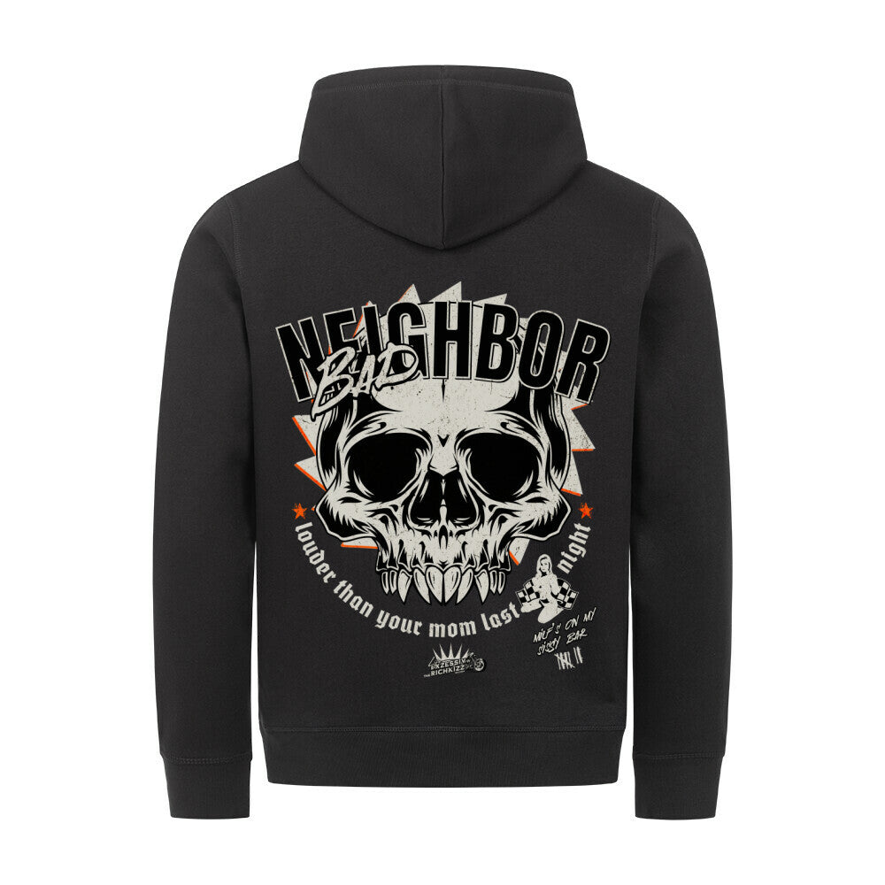 Klassischer Kapuzenpullover mit Bauchtasche in normaler Passform aus unserer BAD NEIGHBOR Kollektion. Lass den V-Twin knallen, deine Nachbarn wird es freuen. 85% gekämmte ringgesponnene Bio-Baumwolle, 15% Polyester 280 GSM eingesetzte Ärmel Kapuze mit Jerseyfutter runde gleichfarbige Kordelösen an der Kapuze mit Knopflochstich eingefasst Nackenband am Halsausschnitt mit Fischgrätmuster abgesetzter Halbmond im Nacken 1x1 Rippstrick an Ärmelenden und unterem Saum Flatlock-Absteppung auf all
