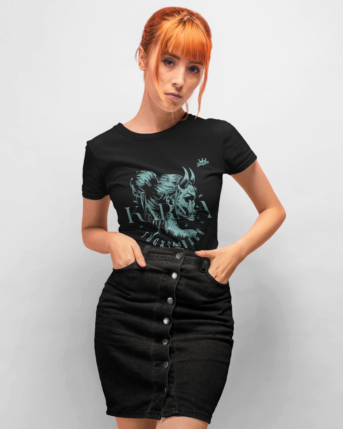 Hochwertiges schwarzes Singlejersey für Damen, gefertigt aus 180GSM Bio-Baumwolle. Der verspielte Karma Print mit Ansage, kommt dezent Ton in Ton.
100% gekämmte ringgesponnene Bio-Baumwolle 180 GSM, ein echtes Streetwear Shirt für Frauen mit Devil Motiv