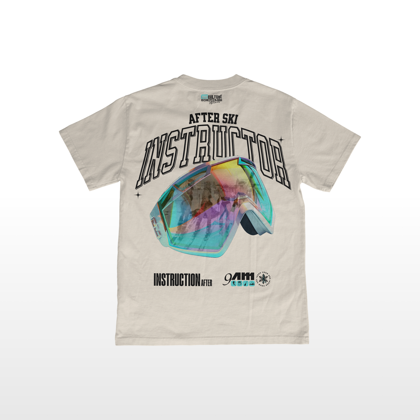 Dieses Herren T-Shirt im Relaxed Fit, überzeugt mit schwerer&nbsp;240GSM, Bio-Baumwolle, eingesetzten Ärmeln und einem coolen, leicht rauen Stoff. Mit kontrastierendem Nackenband und breiten Doppelnähten ist es bequem und langlebig und hat unseren einzigartig fechen Apres Ski Fun Print. Model ist 185cm und trägt Größe L Farbe natural raw, gedacht als apres ski tshirt, mit after 9 am instructor print