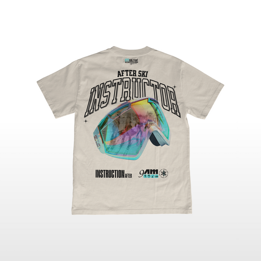 Dieses Herren T-Shirt im Relaxed Fit, überzeugt mit schwerer&nbsp;240GSM, Bio-Baumwolle, eingesetzten Ärmeln und einem coolen, leicht rauen Stoff. Mit kontrastierendem Nackenband und breiten Doppelnähten ist es bequem und langlebig und hat unseren einzigartig fechen Apres Ski Fun Print. Model ist 185cm und trägt Größe L Farbe natural raw, gedacht als apres ski tshirt, mit after 9 am instructor print