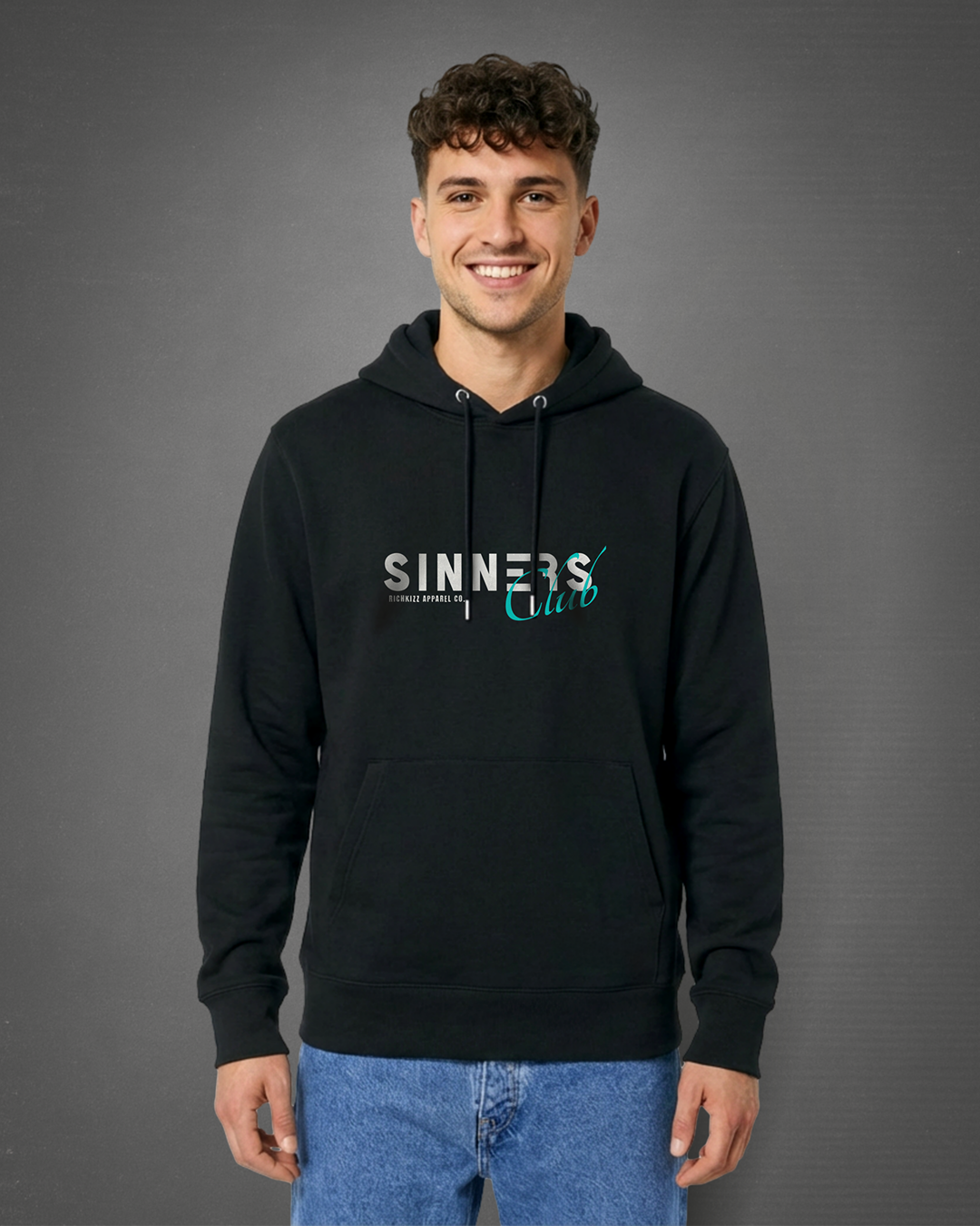 Der Premium Hoodie Sinners – locker geschnitten, massiv verarbeitet. Flauschige Bio-Baumwolle, doppelte Kapuze mit Futter, Set-In Ärmel und robuste Metalldetails. Robustes Fischgrätenband im Nacken, verstärkte Nähte und praktische Kängurutasche. Ein provokant angehauchtes Statement-Piece, das hält, was es verspricht.

Handarbeit aus Deutschland ein echtes Unikat
OriginG Premium Produkt
Relaxed geschnitten - extra komfortabel
Limitiert auf 20 Stück am Tag
Farbe Schwarz mit Front und Backprint