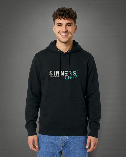 Der Premium Hoodie Sinners – locker geschnitten, massiv verarbeitet. Flauschige Bio-Baumwolle, doppelte Kapuze mit Futter, Set-In Ärmel und robuste Metalldetails. Robustes Fischgrätenband im Nacken, verstärkte Nähte und praktische Kängurutasche. Ein provokant angehauchtes Statement-Piece, das hält, was es verspricht.

Handarbeit aus Deutschland ein echtes Unikat
OriginG Premium Produkt
Relaxed geschnitten - extra komfortabel
Limitiert auf 20 Stück am Tag
Farbe Schwarz mit Front und Backprint