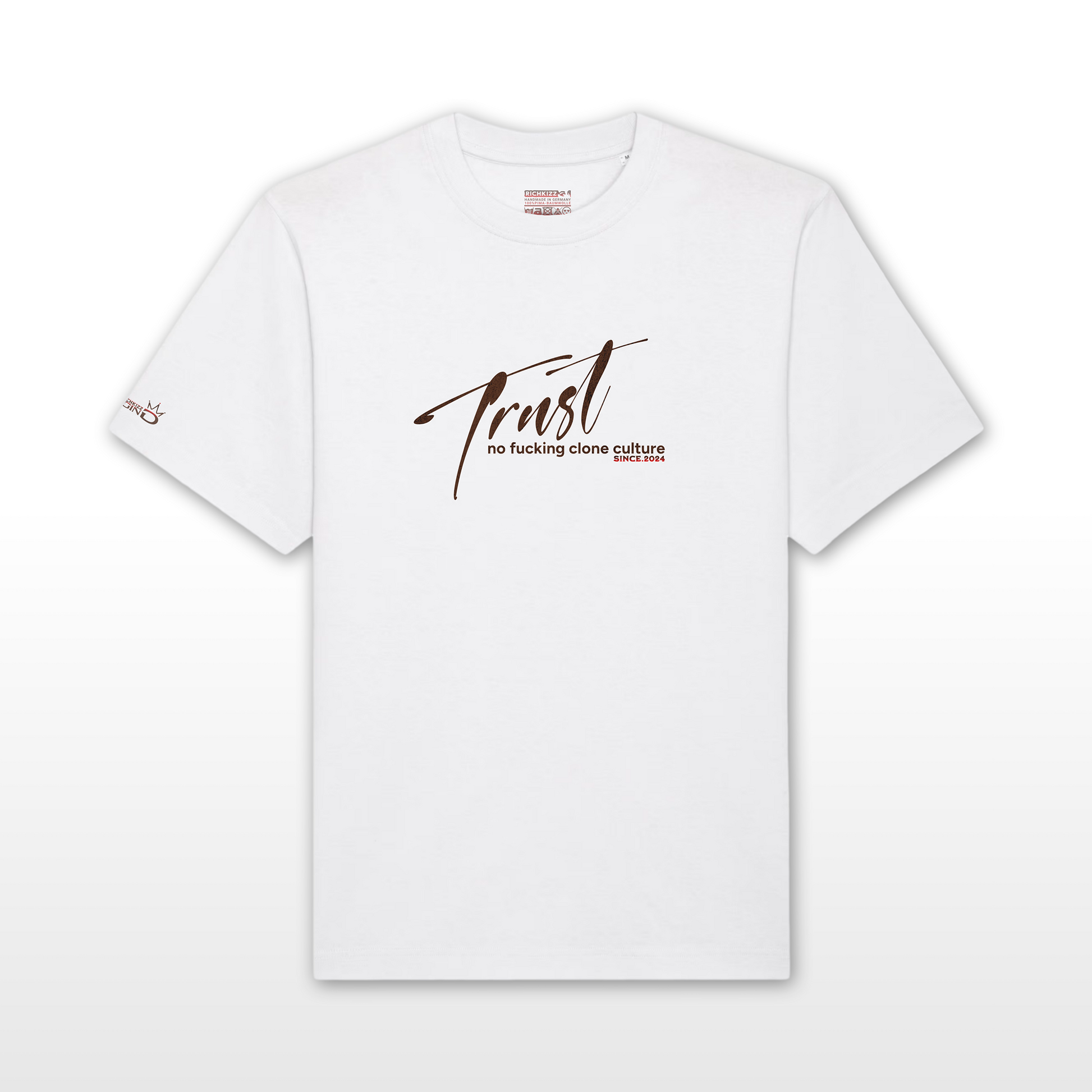 Perfektion in einem T-Shirt! Provokant freches Herren T-Shirt in Relaxed Fit, gefertigt aus 100% hochwertigster Pima-Baumwolle. Mit Front, Ärmel und Backprint "TRUST NO HYPE", 100% Handmade in Germany
100% edelste Pima-Baumwolle, 100% akkurate Verarbeitung, perfekte Nähte, knitterfrei und kein zupfen, dieses Shirt fällt wie Seide, langlebiger DTF Print, fette 260GSM