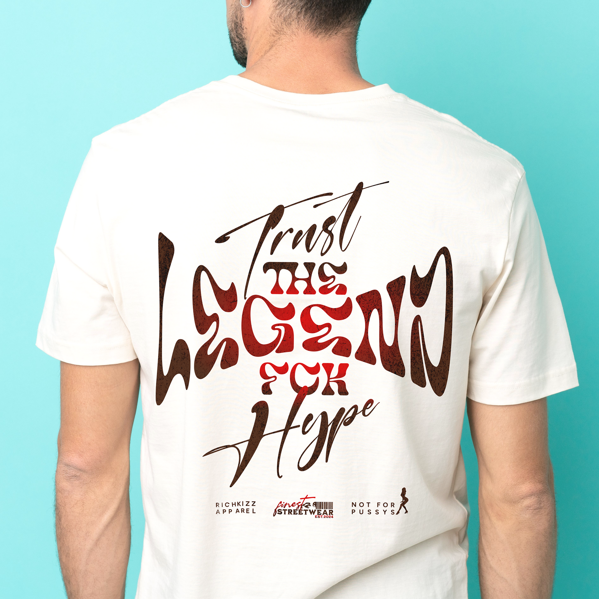 Perfektion in einem T-Shirt!&nbsp;Provokant freches Herren T-Shirt in Relaxed Fit, gefertigt aus 100% hochwertigster&nbsp;Pima-Baumwolle. Mit Front, Ärmel und Backprint "TRUST NO HYPE", 100% Handmade in Germany
100% edelste Pima-Baumwolle, 100% akkurate Verarbeitung, perfekte Nähte, knitterfrei und kein zupfen, dieses Shirt fällt wie Seide, langlebiger DTF Print, fette 260GSM