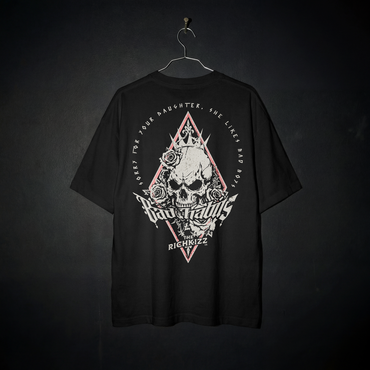 Das Bad Habits&nbsp;Herren T-Shirt im Relaxed Fit, überzeugt mit schwerer&nbsp;240GSM&nbsp;Bio-Baumwolle, eingesetzten Ärmeln und einem festen, leicht rauen Stoff. Mit kontrastierendem Nackenband und breiten Doppelnähten ist es bequem und&nbsp;langlebig und hat unseren einzigartig provokanten Sinners Print. Model ist 185cm und trägt Größe L