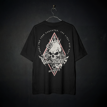 Das Bad Habits&nbsp;Herren T-Shirt im Relaxed Fit, überzeugt mit schwerer&nbsp;240GSM&nbsp;Bio-Baumwolle, eingesetzten Ärmeln und einem festen, leicht rauen Stoff. Mit kontrastierendem Nackenband und breiten Doppelnähten ist es bequem und&nbsp;langlebig und hat unseren einzigartig provokanten Sinners Print. Model ist 185cm und trägt Größe L