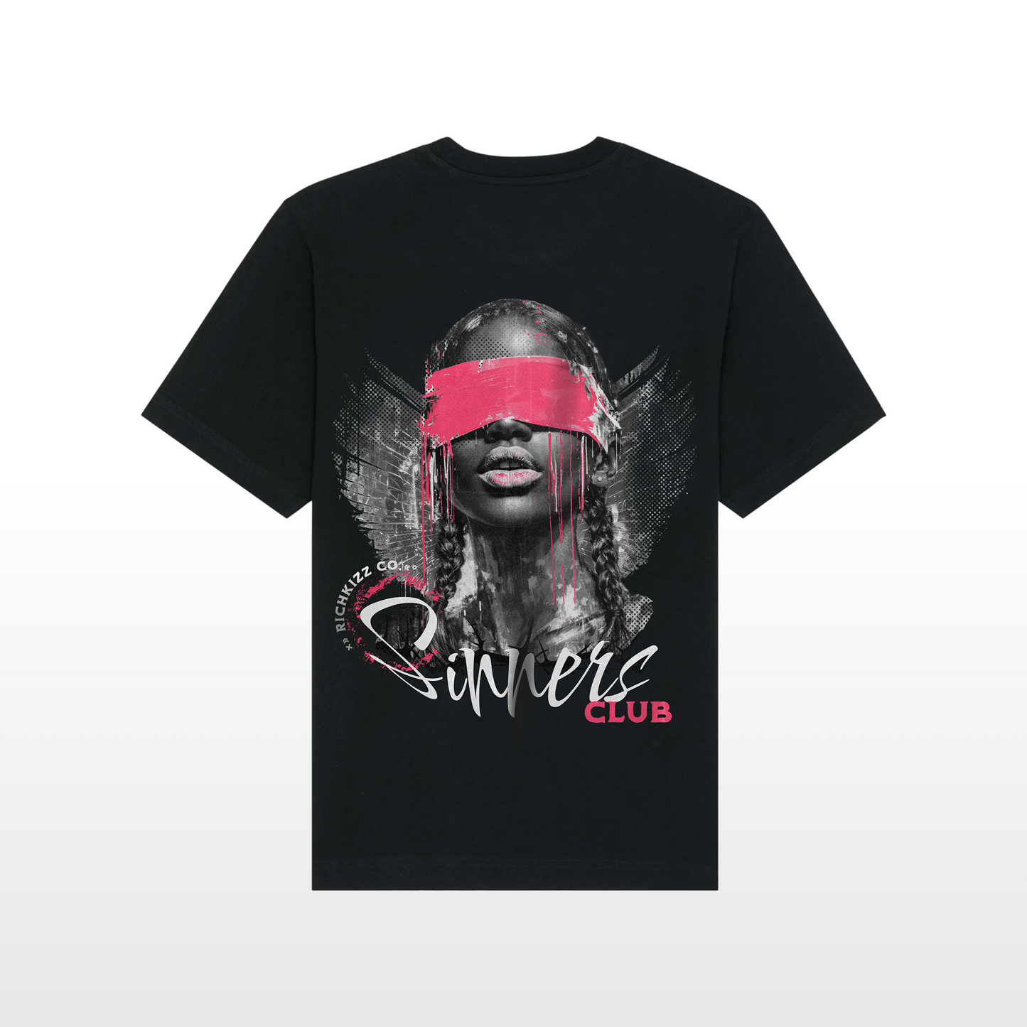 Dieses Herren T-Shirt im Relaxed Fit, überzeugt mit schwerer 240GSM Bio-Baumwolle, eingesetzten Ärmeln und einem coolen, leicht rauen Stoff. Mit kontrastierendem Nackenband und breiten Doppelnähten ist es bequem, langlebig und hat unseren einzigartig provokanten Sinners Print. Farbe Schwarz, Back und Front Print mit Sinners Motiv heißes Girl in black and white sinnlich und provokant mit verbundenen Augen, ein echtes Streetwear Shirt aus Deutschland