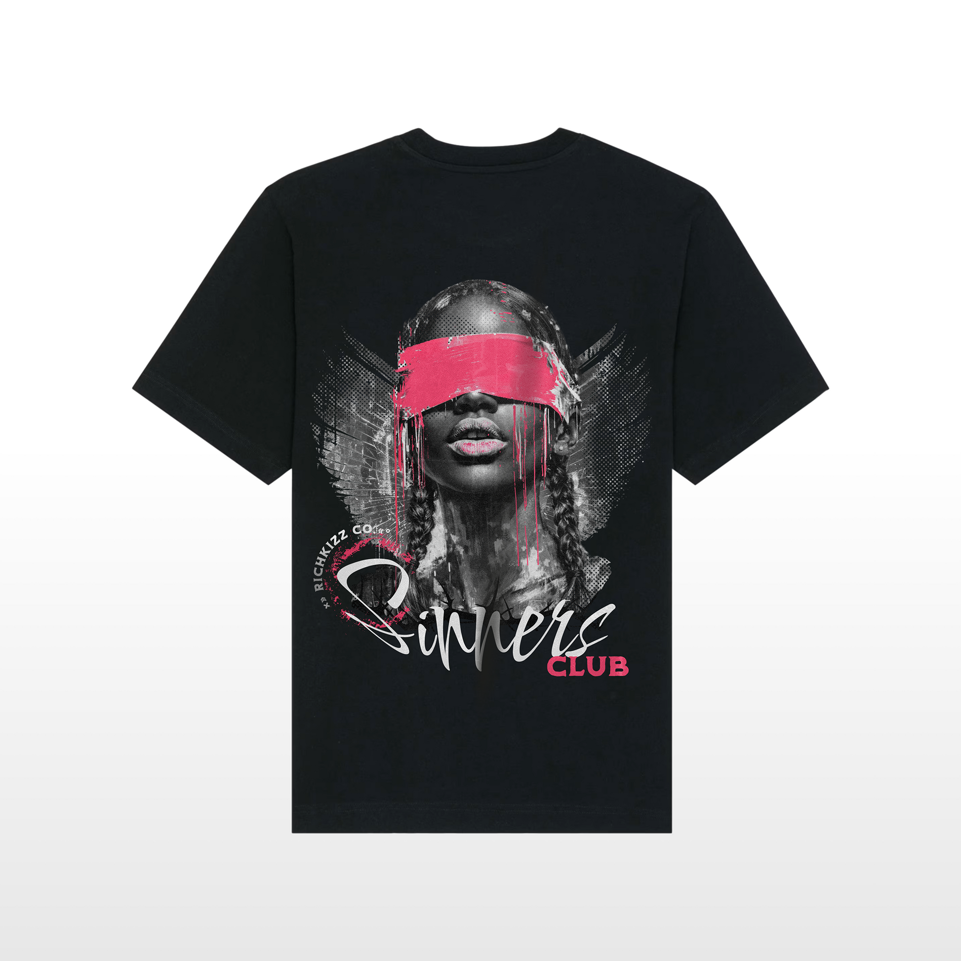 Dieses Herren T-Shirt im Relaxed Fit, überzeugt mit schwerer 240GSM Bio-Baumwolle, eingesetzten Ärmeln und einem coolen, leicht rauen Stoff. Mit kontrastierendem Nackenband und breiten Doppelnähten ist es bequem, langlebig und hat unseren einzigartig provokanten Sinners Print. Farbe Schwarz, Back und Front Print mit Sinners Motiv heißes Girl in black and white sinnlich und provokant mit verbundenen Augen, ein echtes Streetwear Shirt aus Deutschland