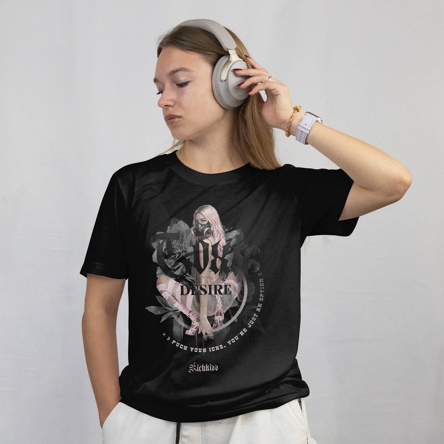 Hochwertiges schwarzes Singlejersey für Damen, gefertigt aus 180GSM Bio-Baumwolle. Der provokante TOXIC Print mit Ansage an die Männerwelt, kommt dezent Ton in Ton.