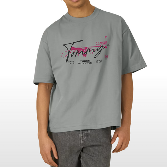 Das Boxy Herren Oversized TEE, überzeugt mit schwerer 280GSM Bio-Baumwolle, eingesetzten Ärmeln und einem coolen, leicht rauen Stoff in der neuen Farbe Beton Grau. Mit kontrastierendem Nackenband und breiten Doppelnähten ist es bequem und&nbsp;langlebig und garantiert cool. Der Tommy-Gun Fun-Print, kommt wiegewohnt zweideutig. Three Monkeys -nichts hören, sagen sehen- du verstehst schon! Angesetzte Ärmel, 280GSM, 1x1 Halsausschnitt, Inneres Nackenband aus demselben Hauptmaterial Blindstich 