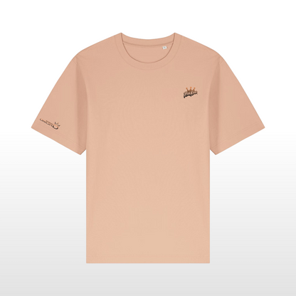 Dieses Herren-Basic-Tee im Relaxed Fit, überzeugt mit schwerer 240GSM Bio-Baumwolle, eingesetzten Ärmeln und einem coolen, leicht rauen Stoff. Mit kontrastierendem Nackenband und breiten Doppelnähten ist es bequem und langlebig – perfekt für entspannte Styles!
