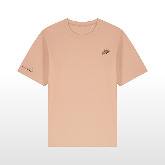 Dieses Herren-Basic-Tee im Relaxed Fit, überzeugt mit schwerer 240GSM Bio-Baumwolle, eingesetzten Ärmeln und einem coolen, leicht rauen Stoff. Mit kontrastierendem Nackenband und breiten Doppelnähten ist es bequem und langlebig – perfekt für entspannte Styles!