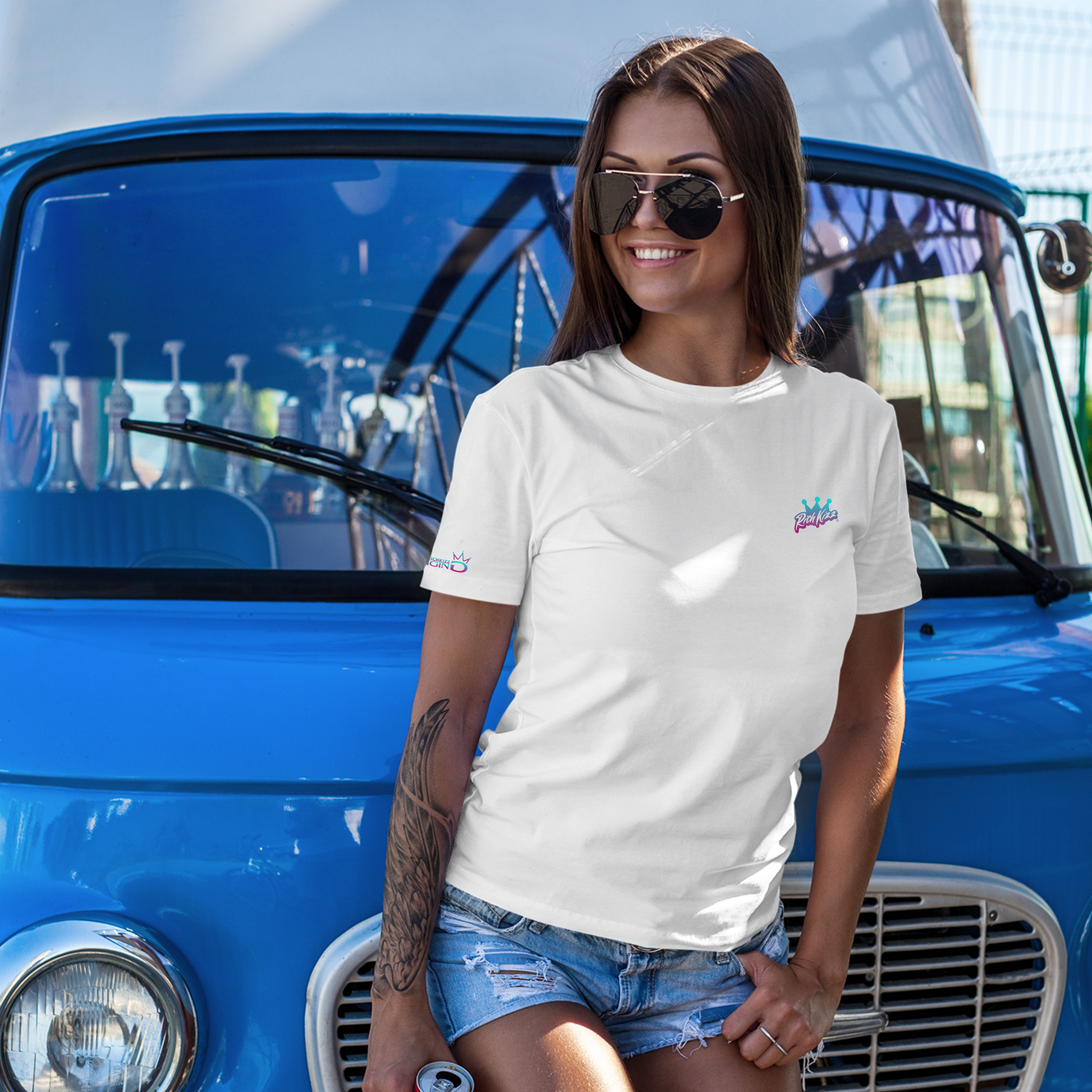 Schlichtes aber hochwertiges Damen Shirt aus feinster Bio-Baumwolle, Mit angesetzten Ärmeln, einem 1x1-Ripp-Kragen und Nackenband aus gleichem Material bietet dieses T-Shirt Komfort und Style. Die engen Doppelsteppnähte an Bündchen und Saum sorgen für einen coolen Look. Aus 180 GSM Bio-Baumwolle, – vorgewaschen und in liebevoller Handarbeit veredelt. Die OriginG Kollektion, ist durch Handarbeit immer auf 20 Teile pro Tag limitiert.
Verfügbar in drei frischen Patch-Farben