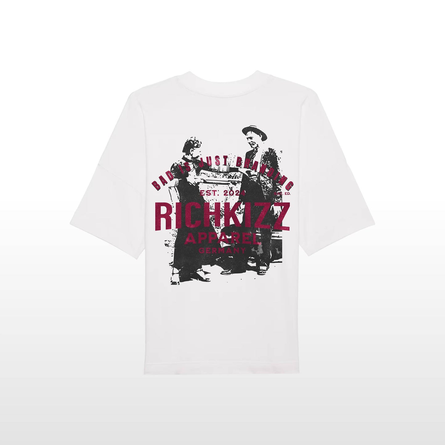 Das freche Retro oversized Herren-Tee „Bonnie and Clyde“ kombiniert kultigen Flair mit lockerem Komfort und wird aus angenehmer, ringgesponnener Bio-Baumwolle gefertigt – ideal für entspannte, stylische Outfits.
100% gekämmte ringgesponnene Bio-Baumwolle, eingesetzte Ärmel, überschnittene Ärmelansätze, 1x1 Rippstrick an schmalem Ausschnitt, abgesetztes Nackenband, aus Eigenstoff, breite Doppelabsteppung an Ärmelenden und unterem Saum, Farbe weiss