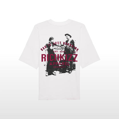 Das freche Retro oversized Herren-Tee „Bonnie and Clyde“ kombiniert kultigen Flair mit lockerem Komfort und wird aus angenehmer, ringgesponnener Bio-Baumwolle gefertigt – ideal für entspannte, stylische Outfits.
100% gekämmte ringgesponnene Bio-Baumwolle, eingesetzte Ärmel, überschnittene Ärmelansätze, 1x1 Rippstrick an schmalem Ausschnitt, abgesetztes Nackenband, aus Eigenstoff, breite Doppelabsteppung an Ärmelenden und unterem Saum, Farbe weiss