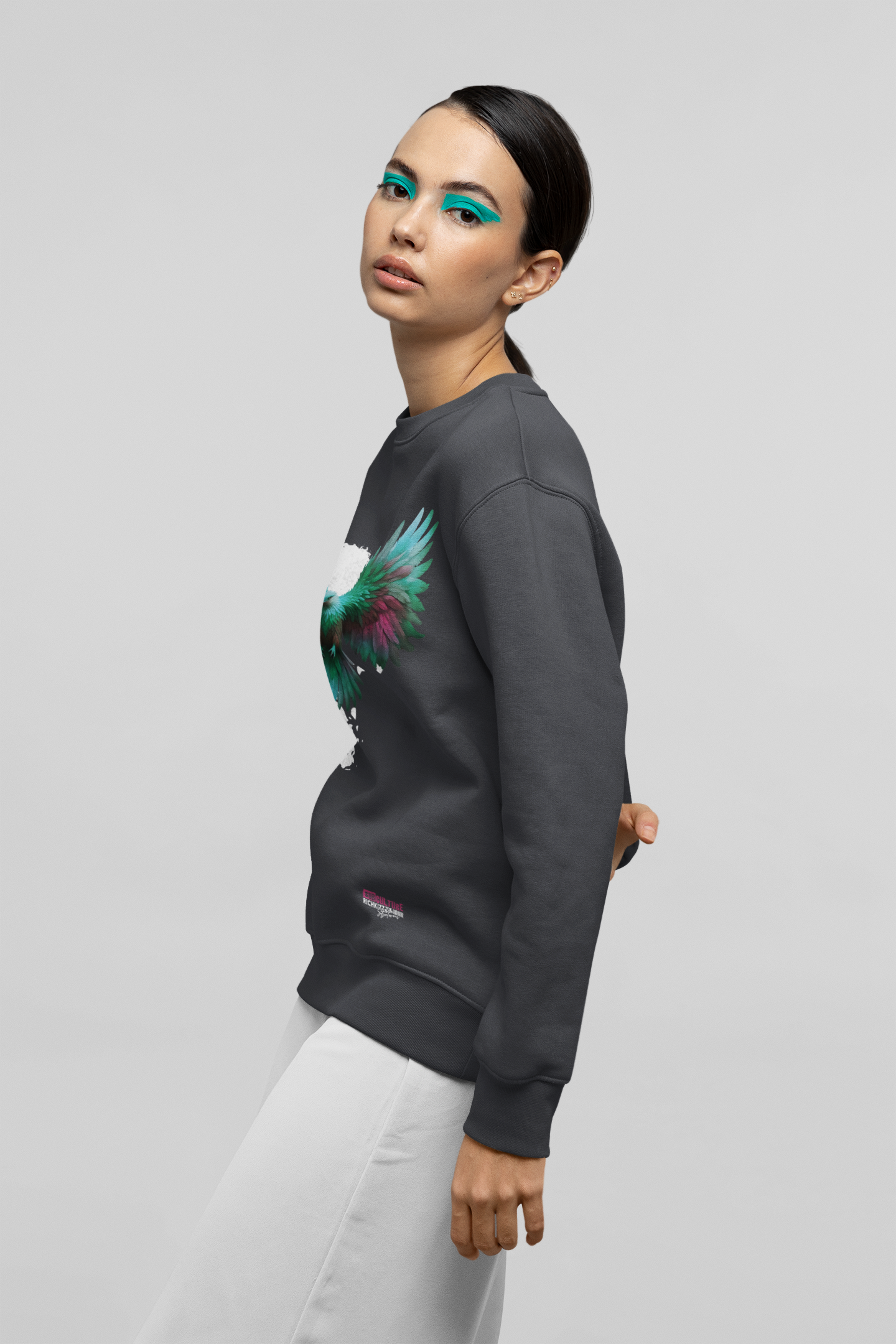 Das No Crowd Heavy Sweatshirt für Girls – Relaxed-Fit geschnitten, massiv verarbeitet. Flauschige Bio-Baumwolle, verstärkte Nähte und bei uns im Haus von Hand gefertigt. Ein Statement-Piece, das hält, was es verspricht.

Handarbeit aus Deutschland
OriginG Premium Produkt
1x1-Ripp am Kragen, Ärmelbund und Saum
Nackenband innen aus Fischgrätenband
halbmondförmiger Einsatz aus gleichem Material im Nackenbereich
Einfache Steppnaht am Kragen
2-Nadel-Steppnaht mittig auf der Naht am Saum, Bündchen und Armausschni