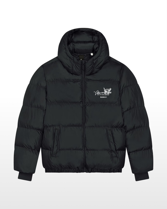 Die DFRNT Puffer Jacket ist eine oversized Unisex Winterjacke für alle, die sich bewusst vom Mainstream abgrenzen. Klare Haltung statt Trends, Statement statt Anpassung – gemacht für moderne Streetwear, urbane Nächte und kalte Tage.

Die voluminöse Steppkonstruktion sorgt für Wärme und Präsenz, während das minimal platzierte „Different is the new annoying“ Design die Message auf den Punkt bringt: Anderssein ist kein Fehler, sondern Identität.