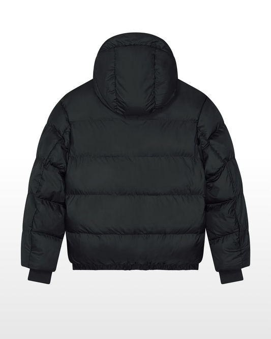 Die DFRNT Puffer Jacket ist eine oversized Unisex Winterjacke für alle, die sich bewusst vom Mainstream abgrenzen. Klare Haltung statt Trends, Statement statt Anpassung – gemacht für moderne Streetwear, urbane Nächte und kalte Tage.

Die voluminöse Steppkonstruktion sorgt für Wärme und Präsenz, während das minimal platzierte „Different is the new annoying“ Design die Message auf den Punkt bringt: Anderssein ist kein Fehler, sondern Identität.