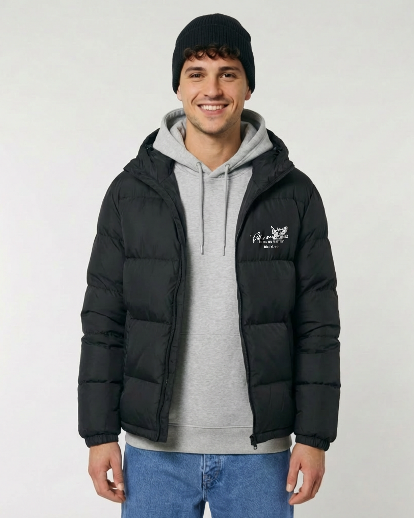 Die DFRNT Puffer Jacket ist eine oversized Unisex Winterjacke für alle, die sich bewusst vom Mainstream abgrenzen. Klare Haltung statt Trends, Statement statt Anpassung – gemacht für moderne Streetwear, urbane Nächte und kalte Tage.

Die voluminöse Steppkonstruktion sorgt für Wärme und Präsenz, während das minimal platzierte „Different is the new annoying“ Design die Message auf den Punkt bringt: Anderssein ist kein Fehler, sondern Identität.