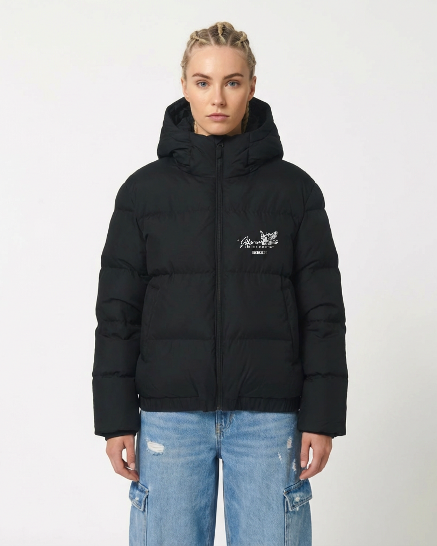 Die DFRNT Puffer Jacket ist eine oversized Unisex Winterjacke für alle, die sich bewusst vom Mainstream abgrenzen. Klare Haltung statt Trends, Statement statt Anpassung – gemacht für moderne Streetwear, urbane Nächte und kalte Tage.

Die voluminöse Steppkonstruktion sorgt für Wärme und Präsenz, während das minimal platzierte „Different is the new annoying“ Design die Message auf den Punkt bringt: Anderssein ist kein Fehler, sondern Identität.