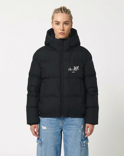 Die DFRNT Puffer Jacket ist eine oversized Unisex Winterjacke für alle, die sich bewusst vom Mainstream abgrenzen. Klare Haltung statt Trends, Statement statt Anpassung – gemacht für moderne Streetwear, urbane Nächte und kalte Tage.

Die voluminöse Steppkonstruktion sorgt für Wärme und Präsenz, während das minimal platzierte „Different is the new annoying“ Design die Message auf den Punkt bringt: Anderssein ist kein Fehler, sondern Identität.