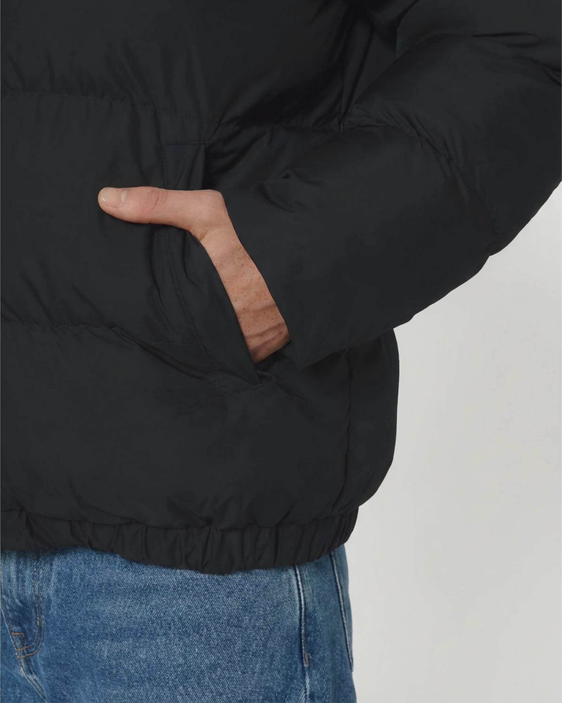 Die DFRNT Puffer Jacket ist eine oversized Unisex Winterjacke für alle, die sich bewusst vom Mainstream abgrenzen. Klare Haltung statt Trends, Statement statt Anpassung – gemacht für moderne Streetwear, urbane Nächte und kalte Tage.

Die voluminöse Steppkonstruktion sorgt für Wärme und Präsenz, während das minimal platzierte „Different is the new annoying“ Design die Message auf den Punkt bringt: Anderssein ist kein Fehler, sondern Identität.