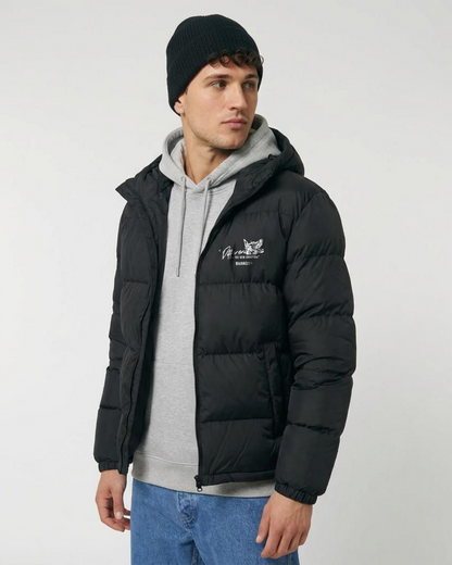 Die DFRNT Puffer Jacket ist eine oversized Unisex Winterjacke für alle, die sich bewusst vom Mainstream abgrenzen. Klare Haltung statt Trends, Statement statt Anpassung – gemacht für moderne Streetwear, urbane Nächte und kalte Tage.

Die voluminöse Steppkonstruktion sorgt für Wärme und Präsenz, während das minimal platzierte „Different is the new annoying“ Design die Message auf den Punkt bringt: Anderssein ist kein Fehler, sondern Identität.
