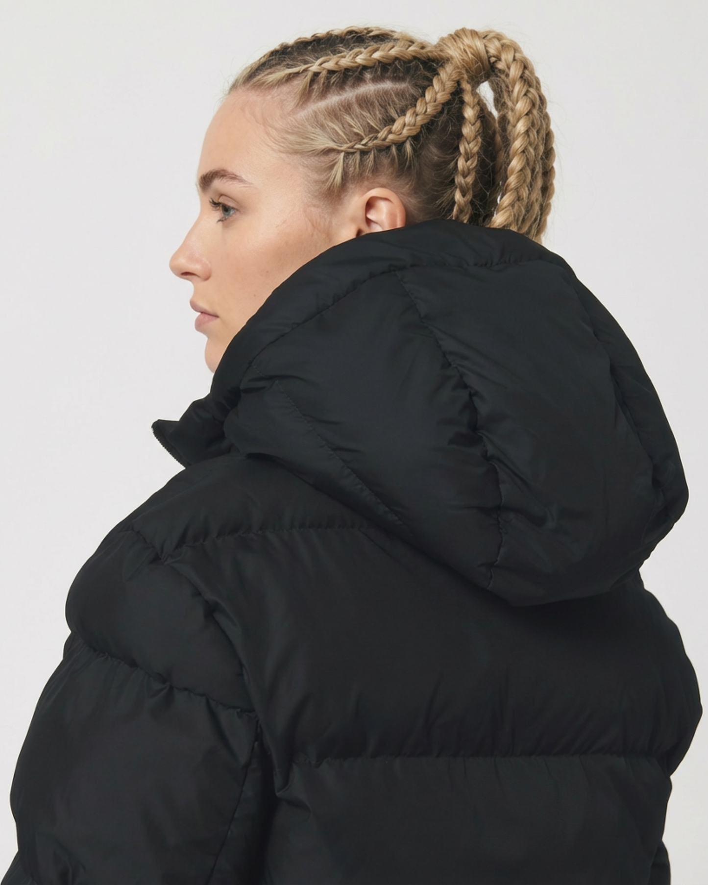 Die DFRNT Puffer Jacket ist eine oversized Unisex Winterjacke für alle, die sich bewusst vom Mainstream abgrenzen. Klare Haltung statt Trends, Statement statt Anpassung – gemacht für moderne Streetwear, urbane Nächte und kalte Tage.

Die voluminöse Steppkonstruktion sorgt für Wärme und Präsenz, während das minimal platzierte „Different is the new annoying“ Design die Message auf den Punkt bringt: Anderssein ist kein Fehler, sondern Identität.