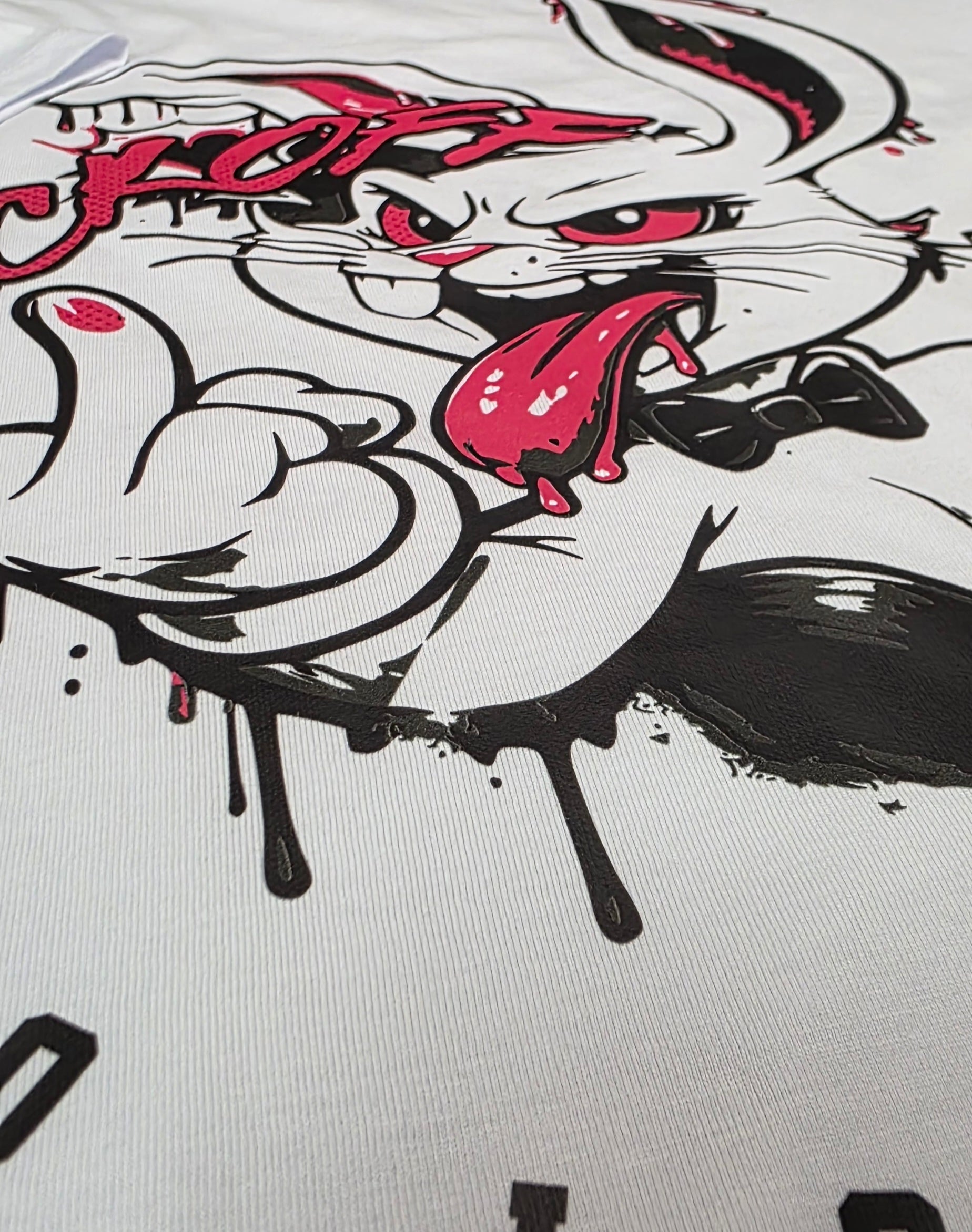 Angesagtes Provokant freches Damen T-Shirt Bad Bunny "fck off", aus reiner Bio-Baumwolle – weil echte Qualität keine Kompromisse kennt. Das Organic Singlejersey besticht durch seine klassische Schnittform und beeindruckt.
Hergestellt in Deutschland,
100% gekämmter ringgesponnener Bio-Baumwolle
180 GSM bietet es die perfekte Balance zwischen Tragekomfort und Langlebigkeit
Nachhaltigkeit trifft auf unverfälschten Style