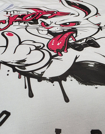 Angesagtes Provokant freches Damen T-Shirt Bad Bunny "fck off", aus reiner Bio-Baumwolle – weil echte Qualität keine Kompromisse kennt. Das Organic Singlejersey besticht durch seine klassische Schnittform und beeindruckt.
Hergestellt in Deutschland,
100% gekämmter ringgesponnener Bio-Baumwolle
180 GSM bietet es die perfekte Balance zwischen Tragekomfort und Langlebigkeit
Nachhaltigkeit trifft auf unverfälschten Style