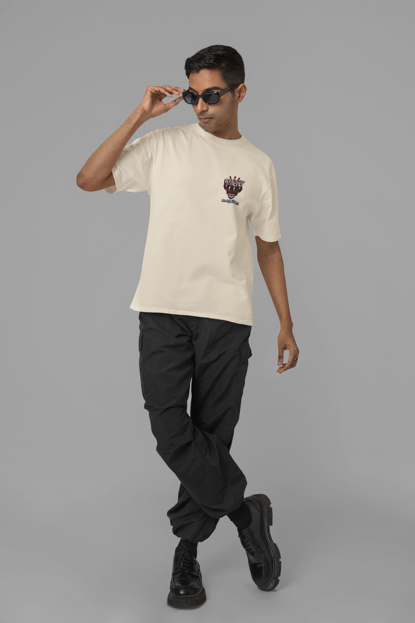 Das "BIG CITY" Oversized TEE aus der Comic Style Serie – lässig, frech und voller versteckter Details. Wer das Design knackt, ist automatisch Richkizz Member. Perfekt für jung Gebliebene mit Stil.