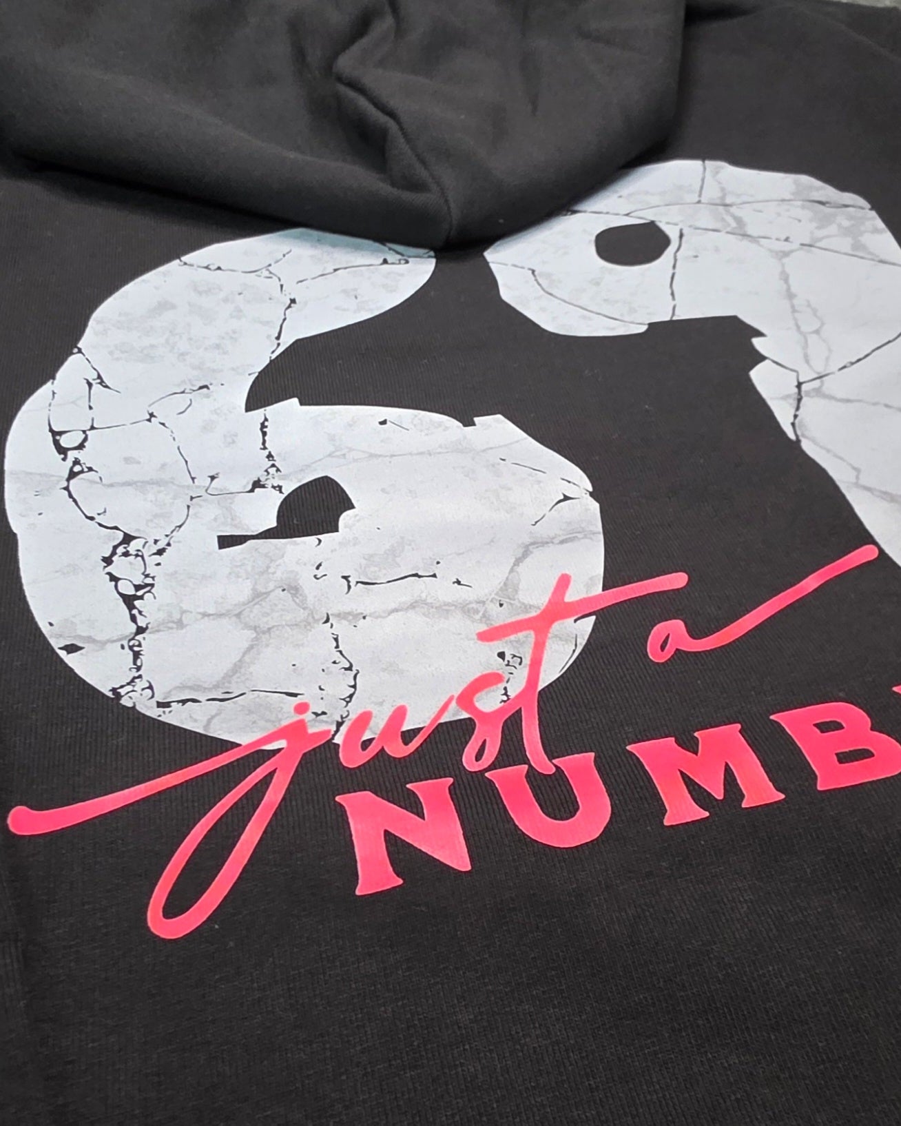 Streetwear Hoodie mit frechen provokanten Print aus Deutschland, Unisex Hoodie mit Print für Männer - "richtige Männer" ;)

Der Richkizz 69 Heavy Hoodie– locker geschnitten, massiv verarbeitet. Flauschige Bio-Baumwolle, doppelte Kapuze mit Futter, Set-In Ärmel und robuste Metalldetails. Robustes Fischgrätenband im Nacken, verstärkte Nähte und praktische Kängurutasche. Ein Statement-Piece, das hält, was es verspricht.
