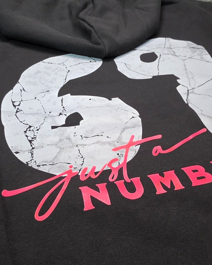 Streetwear Hoodie mit frechen provokanten Print aus Deutschland, Unisex Hoodie mit Print für Männer - "richtige Männer" ;)

Der Richkizz 69 Heavy Hoodie– locker geschnitten, massiv verarbeitet. Flauschige Bio-Baumwolle, doppelte Kapuze mit Futter, Set-In Ärmel und robuste Metalldetails. Robustes Fischgrätenband im Nacken, verstärkte Nähte und praktische Kängurutasche. Ein Statement-Piece, das hält, was es verspricht.