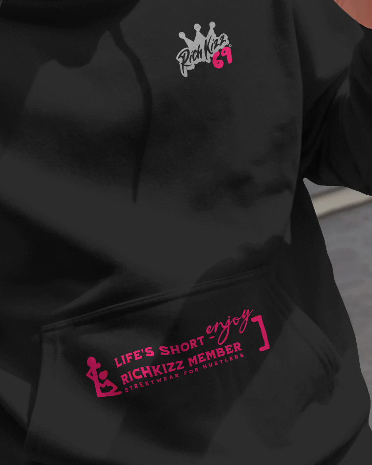 Unisex Hoodie mit Print für Männer - "richtige Männer" ;)

Der Richkizz 69 Heavy Hoodie– locker geschnitten, massiv verarbeitet. Flauschige Bio-Baumwolle, doppelte Kapuze mit Futter, Set-In Ärmel und robuste Metalldetails. Robustes Fischgrätenband im Nacken, verstärkte Nähte und praktische Kängurutasche. Ein Statement-Piece, das hält, was es verspricht.