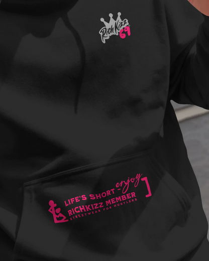 Unisex Hoodie mit Print für Männer - "richtige Männer" ;)

Der Richkizz 69 Heavy Hoodie– locker geschnitten, massiv verarbeitet. Flauschige Bio-Baumwolle, doppelte Kapuze mit Futter, Set-In Ärmel und robuste Metalldetails. Robustes Fischgrätenband im Nacken, verstärkte Nähte und praktische Kängurutasche. Ein Statement-Piece, das hält, was es verspricht.