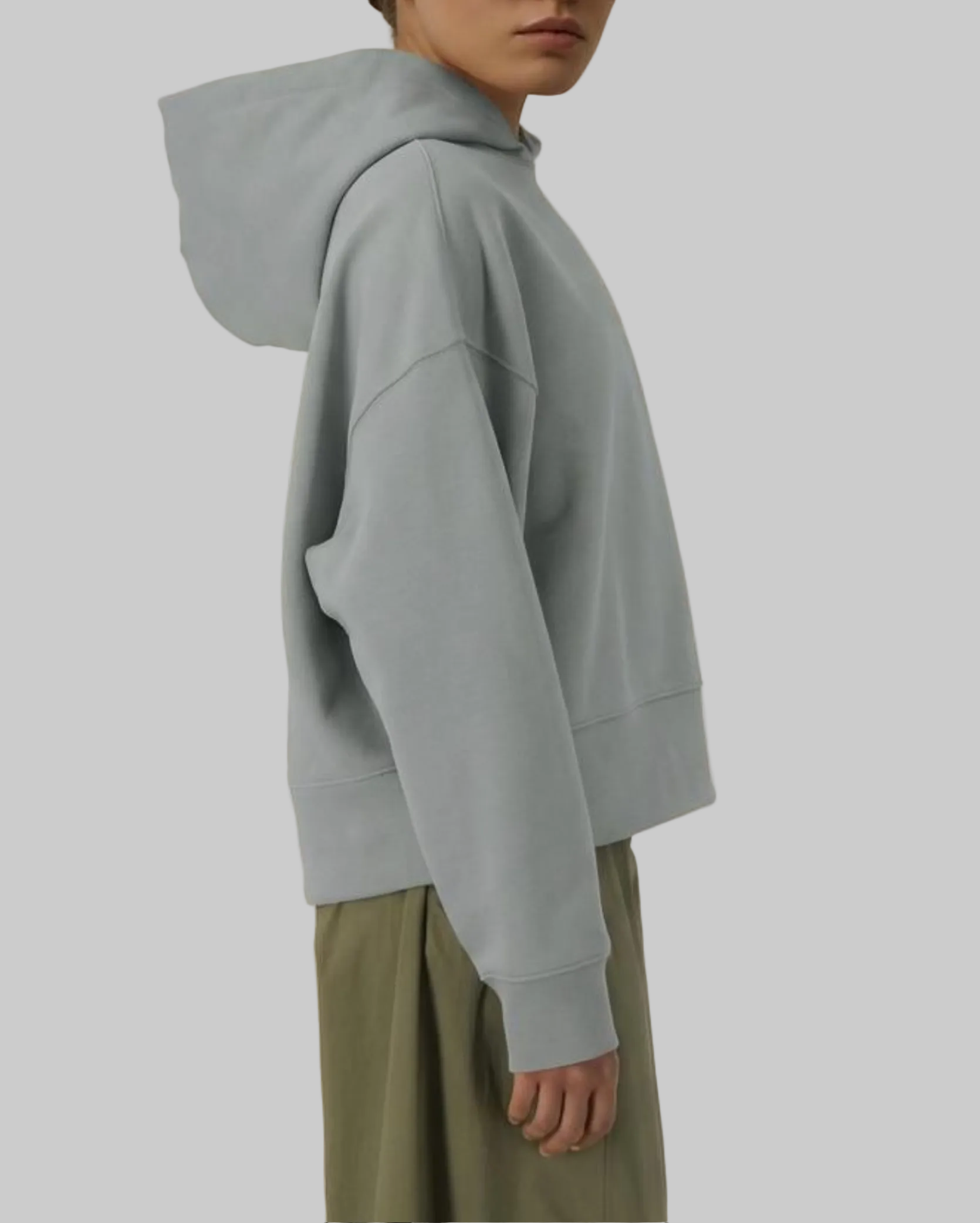 Der Bad Bunny Oversized Hoodie für Girls – locker geschnitten, massiv verarbeitet. Flauschige Bio-Baumwolle, doppelte Kapuze mit Futter, Set-In Ärmel und clean ohne Kordeln und Tasche gefertigt. Robustes Fischgrätenband im Nacken, verstärkte Nähte. Ein Statement-Piece, das hält, was es verspricht.

Handarbeit aus Deutschland&nbsp;- ein echtes Unikat
OriginG Premium&nbsp;Produkt
Oversized geschnitten - extra komfortabel
Clean - Ohne Kordeln und ohne Bauchtasche
Limitiert auf 20 Stück am Tag
Farbe Beton Grau