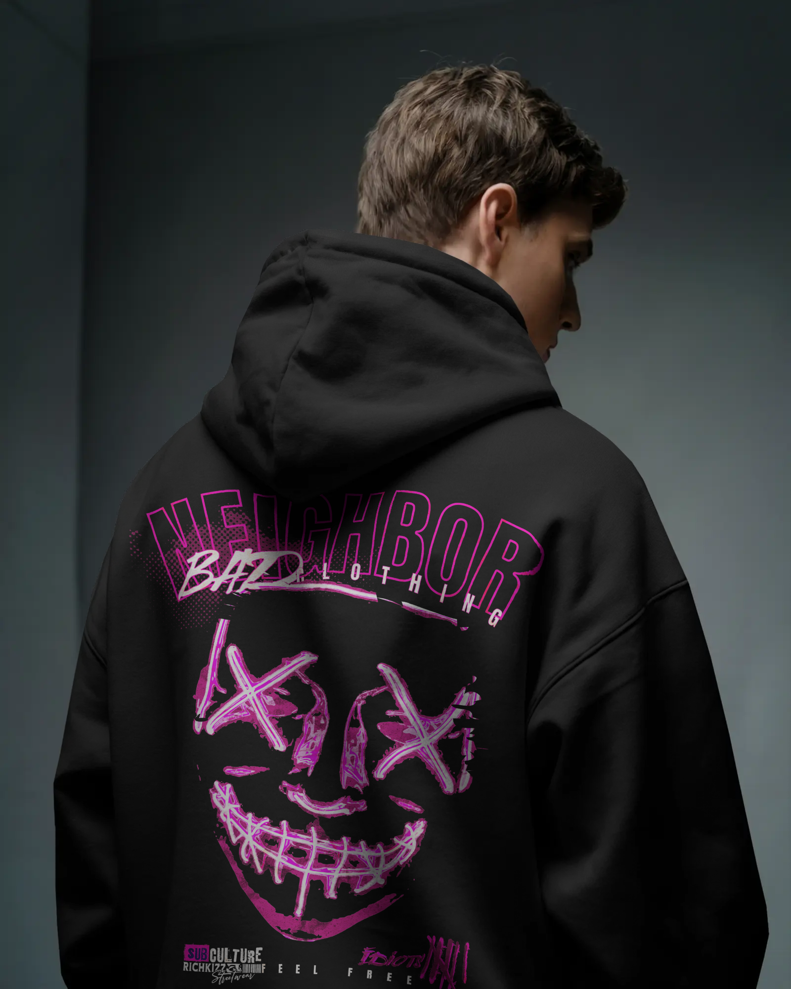 Der Premium Hoodie Bad Neighor – locker geschnitten, massiv verarbeitet. Flauschige Bio-Baumwolle, doppelte Kapuze mit Futter, Set-In Ärmel und robuste Metalldetails. Robustes Fischgrätenband im Nacken, verstärkte Nähte und praktische Kängurutasche. Ein provokant angehauchtes Statement-Piece, das hält, was es verspricht.
Handarbeit aus Deutschland - ein echtes UnikatOriginG Premium Produkt
Relaxed geschnitten - extra komfortabel
Farbe Schwarz mit Front und Backprint
Heavy 350 GSM