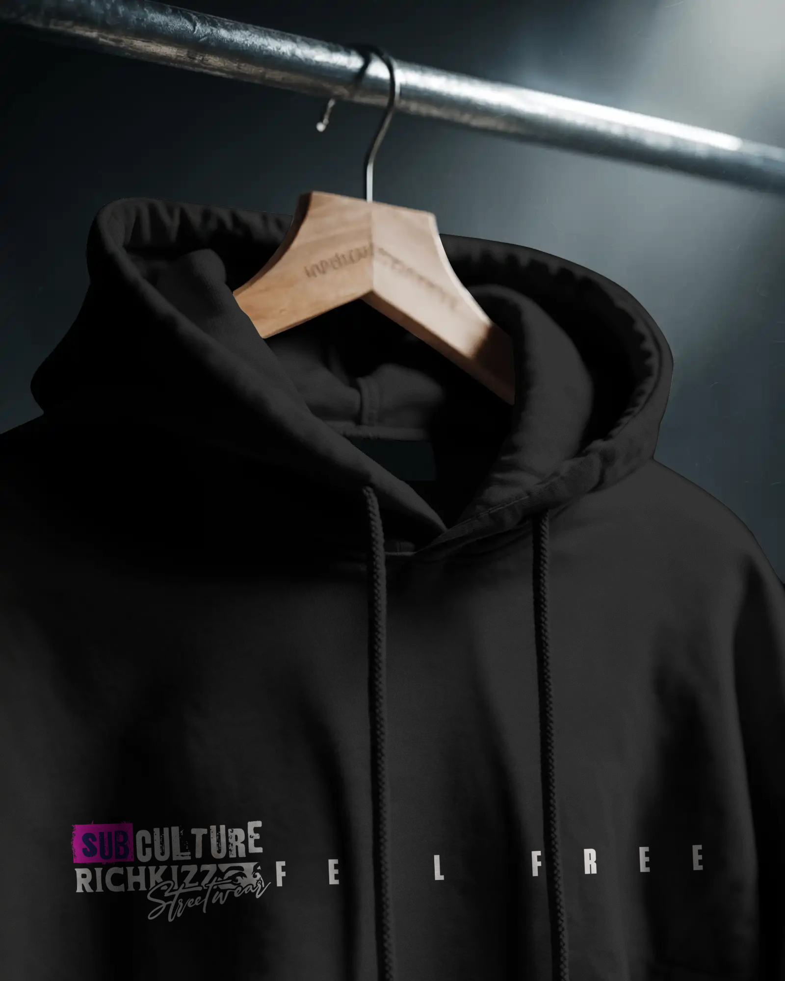 Der Premium Hoodie Bad Neighor – locker geschnitten, massiv verarbeitet. Flauschige Bio-Baumwolle, doppelte Kapuze mit Futter, Set-In Ärmel und robuste Metalldetails. Robustes Fischgrätenband im Nacken, verstärkte Nähte und praktische Kängurutasche. Ein provokant angehauchtes Statement-Piece, das hält, was es verspricht.
Handarbeit aus Deutschland - ein echtes UnikatOriginG Premium Produkt
Relaxed geschnitten - extra komfortabel
Farbe Schwarz mit Front und Backprint
Heavy 350 GSM