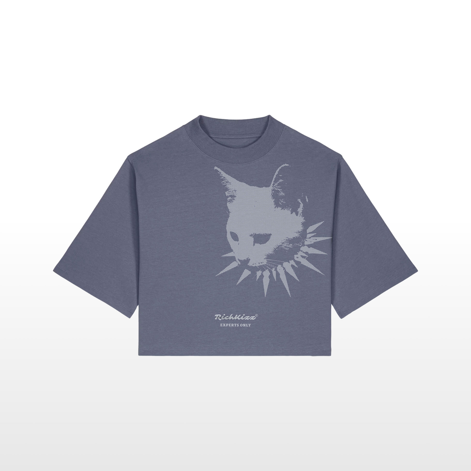 Provokante Kitty – Damen Crop Shirt aus Bio-Baumwolle
Kurzes Damen Crop T-Shirt aus hochwertigem 200 GSM Singlejersey mit markantem Kitty-Print im Underground-Style.
Das Design verbindet süß und gefährlich  provokante Premium Streetwear für selbstbewusste Frauen.
Cropped Silhouette mit Relaxed Fit, 1x1-Rippkragen und eingesetzten Ärmeln.
Vorgewaschen, langlebig verarbeitet und in Handarbeit veredelt.
Premium Damen Streetwear aus Deutschland.
Produktdetails
RichKizz OriginG Premium
200 GSM Singlejersey
