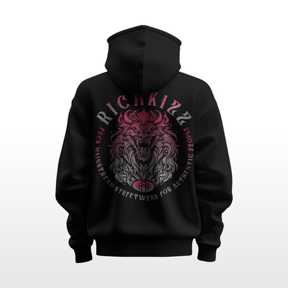 Der Premium Hoodie Lion Club Club locker geschnitten, massiv verarbeitet. Flauschige Bio-Baumwolle, doppelte Kapuze mit Futter, Set-In Ärmel und robuste Metalldetails. Robustes Fischgrätenband im Nacken, verstärkte Nähte und praktische Kängurutasche. Ein provokant angehauchtes Statement-Piece, das hält, was es verspricht.
Handarbeit aus Deutschland ein echtes Unikat
OriginG Premium&nbsp;Produkt
Relaxed geschnitten - extra komfortabel
Limitiert auf 20 Stück am Tag
Farbe Schwarz mit Front und Back