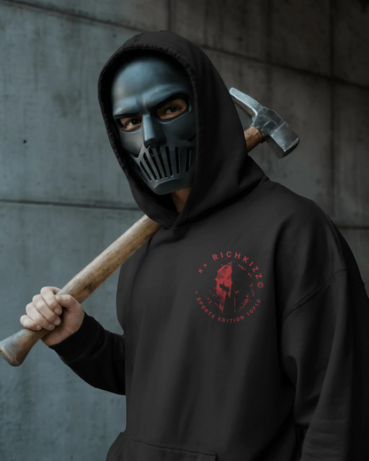 Der Premium Hoodie BLOOD SPORTS – locker geschnitten, massiv verarbeitet. Flauschige Bio-Baumwolle, doppelte Kapuze mit Futter, Set-In Ärmel und robuste Metalldetails. Robustes Fischgrätenband im Nacken, verstärkte Nähte und praktische Kängurutasche. Ein provokant angehauchtes Statement-Piece, das hält, was es verspricht.

Handarbeit aus Deutschland&nbsp;- ein echtes Unikat
OriginG Premium&nbsp;Produkt
Relaxed geschnitten - extra komfortabel
Limitiert
Farbe Schwarz mit Front und Backprint
Heavy 350 GSM
