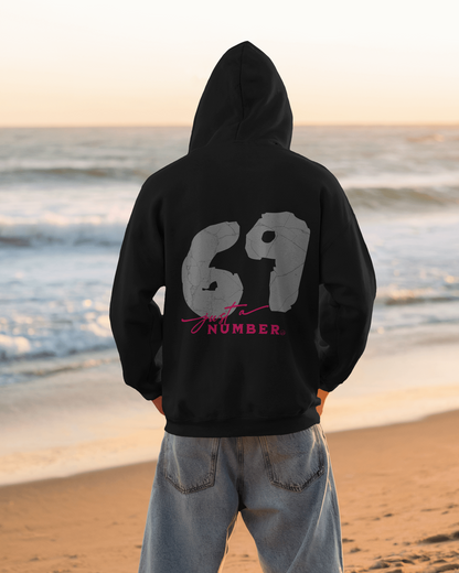 Unisex Hoodie mit Print für Männer - "richtige Männer" ;)

Der Richkizz 69 Heavy Hoodie– locker geschnitten, massiv verarbeitet. Flauschige Bio-Baumwolle, doppelte Kapuze mit Futter, Set-In Ärmel und robuste Metalldetails. Robustes Fischgrätenband im Nacken, verstärkte Nähte und praktische Kängurutasche. Ein Statement-Piece, das hält, was es verspricht.