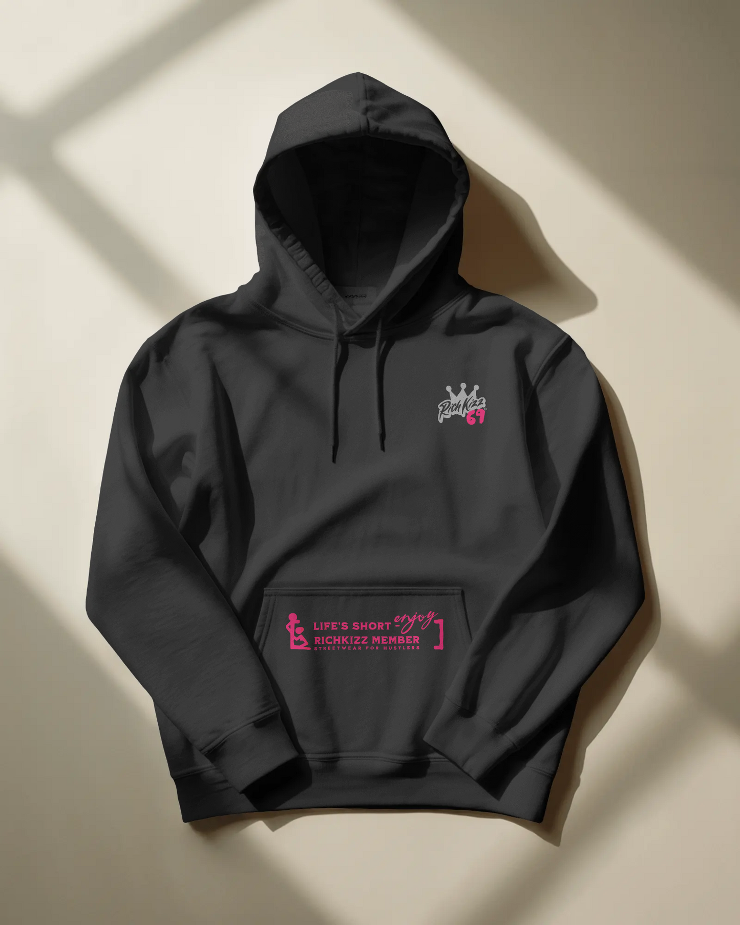 Unisex Hoodie mit Print für Männer - "richtige Männer" ;)

Der Richkizz 69 Heavy Hoodie– locker geschnitten, massiv verarbeitet. Flauschige Bio-Baumwolle, doppelte Kapuze mit Futter, Set-In Ärmel und robuste Metalldetails. Robustes Fischgrätenband im Nacken, verstärkte Nähte und praktische Kängurutasche. Ein Statement-Piece, das hält, was es verspricht.