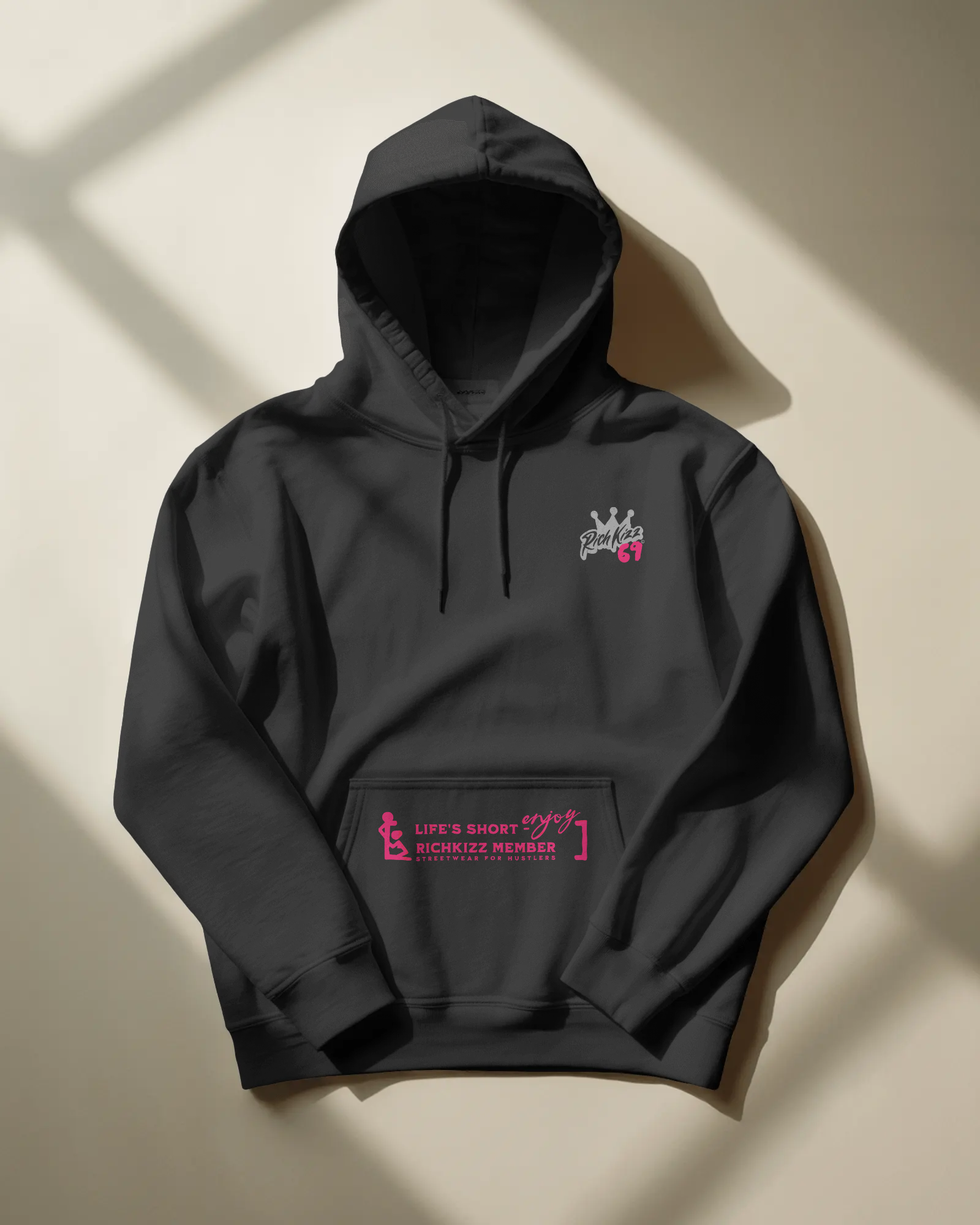 Unisex Hoodie mit Print für Männer - "richtige Männer" ;)

Der Richkizz 69 Heavy Hoodie– locker geschnitten, massiv verarbeitet. Flauschige Bio-Baumwolle, doppelte Kapuze mit Futter, Set-In Ärmel und robuste Metalldetails. Robustes Fischgrätenband im Nacken, verstärkte Nähte und praktische Kängurutasche. Ein Statement-Piece, das hält, was es verspricht.
